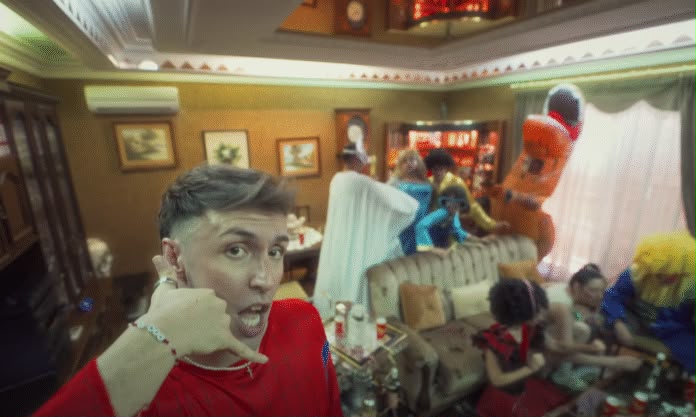 Fotograma del videoclip de Ximixanga, en una sala amb gent ballant